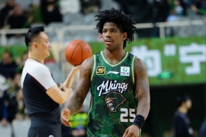 媒体人：肯德里克·戴维斯的优先续约权买断费用标价不低