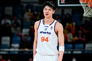 记者：王哲林在近期的训练中脚部受伤 预计休战一周