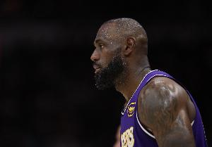 15季后赛欧文&乐福受伤&21浓眉受伤！詹媒：为何是詹姆斯来承受？