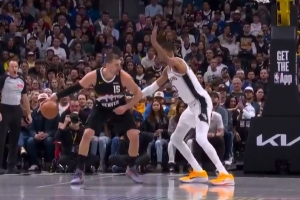 王牌对王牌！约基奇低位单打文班 顶两下转身虚晃左手上篮！