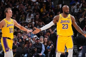 湖人本场首发阵容以及第二节初的阵容组合 本赛季此前从未使用过