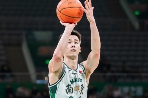 侵略性极强！郭昊文半场出战17分钟 10中8高效砍下21分3板！