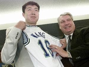 25年前的今天：王治郅完成NBA首秀 5投2中得到6分3篮板
