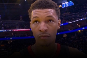 上一场被阿门误伤的？小贾中场接受采访 右眼眶布满血丝