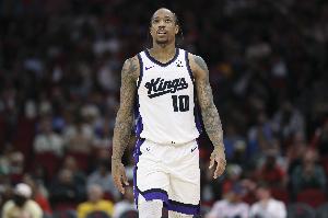 专注得分！德罗赞上半场5中4得到9分1帽 生涯总得分超越大O