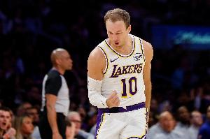 担子一下变重了！肯纳德上半场10中3&三分3中1 拿到7分10板7助