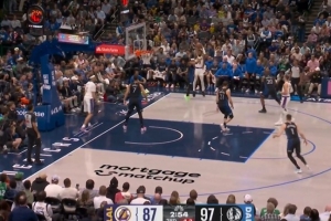 投得很坚决！布朗尼底角接球直接迎着防守命中三分球