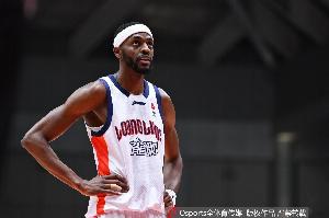 差劲！贾斯汀·霍勒迪半场3中0没得分有2失误 正负值-10