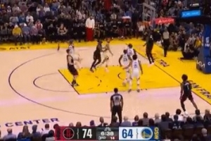 专注！杜兰特持球强攻 直插篮下起飞暴扣率队保持优势