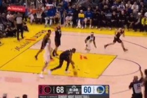 想下班了？波尔津吉斯篮板球对杜兰特犯规 下半场3分半已经4犯规