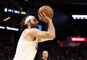 希望无碍！斯特鲁斯半场结束前手部受伤 三分5中1拿4分4板2助