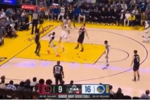 穿针引线！申京接球顺下送抛传 阿门起飞空接扣篮