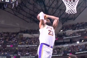 依旧飞天遁地！詹姆斯中路突击 腾空暴起滑翔双手炸筐