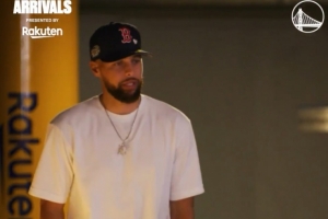 回来了！勇士官推晒库里入场照 表情并不轻松