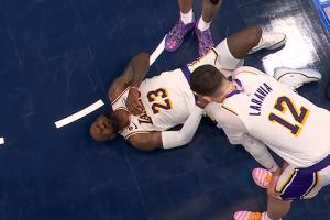 你可不能再伤了！詹姆斯被米德尔顿顶到腹股沟位置痛苦倒地