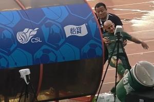 摊上事了？米特里策怒踹赞助商水桶在中超有先例，多人遭罚款禁赛