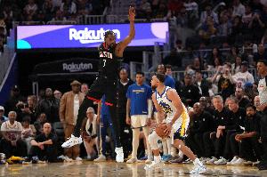 Shams：库里伤病多次反复 医生都建议赛季报销 但库里坚持复出