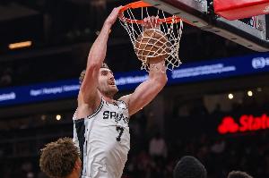 米奇：球队下半场打得很棒 科内特稳住了球队 小阵容也奏效了