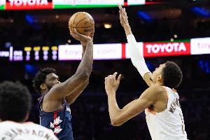 拿下一血！文班亚马面对恩比德首次获胜 生涯战绩来到1胜2负