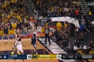 2米21高塔！密歇根中锋马拉篮下送出大帽 随后跟进空接上篮得分