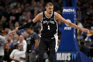 “平平无奇”！文班手臂受伤但无碍 半场11中7砍下17分5板3帽