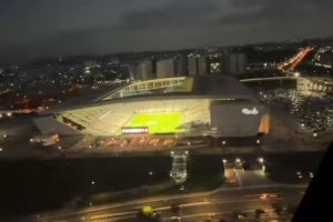 拉风！德佩乘坐直升机抵达球场，现场观看科林蒂安巴甲比赛