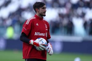 记者：尤文与热那亚下半场刚开始，佩林小腿肌肉受伤被替换下场