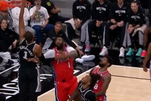 希望没事！卡斯尔助飞文班 但自己被德拉蒙德踢到膝盖后回更衣室