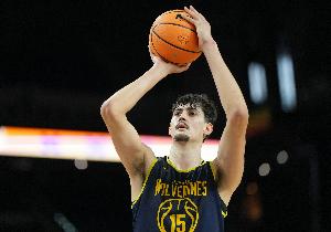 镇守内线！密歇根2米21高塔马拉7投4中 砍下8分4板1助1断1帽