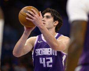 稳定输出！新秀雷霆半场8中4拿到9分4篮板1助攻