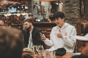 其乐融融！杨瀚森上周末做东 请混音队全队聚餐️