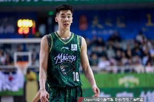 进攻端很一般！郭昊文半场6中2拿到4分3板2助 正负值-11