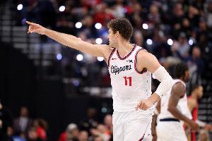 内线支柱！大洛佩斯首节4中3拿下7分6板1助1帽 正负值+21