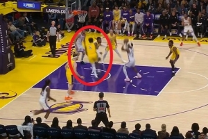 被撞出场外！艾顿防守亚历山大被轻松顶开 后者轻松跳投命中