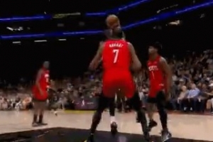 潇洒！杰伦·格林持球强攻 360°转体抹过防守上篮丝滑命中还加罚