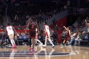 要自信！河村勇辉接球虚晃后干拔三分！本场首次出手就命中！