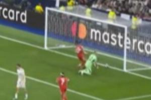 法国拜合拉木奥利塞助攻凯恩破门后，第一时间跑去球门捡球