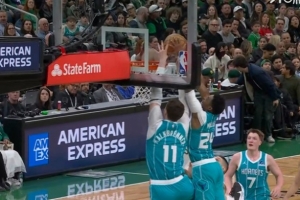 抢着吃饼！克尼佩尔抛传米勒与卡尔克布伦纳同时起跳完成空接得分