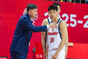 媒体人:崔永熙现在有拼劲&努力找回最佳状态 但杜锋别让他打四了