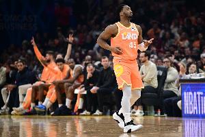 带队反超！米切尔第三节8中6高效砍下13分1板3助