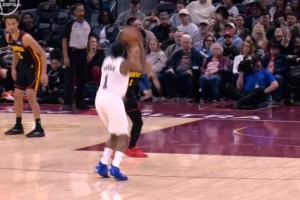 拿手菜!哈登后撤步三分造到杰伦·约翰逊犯规 后者犯满毕业