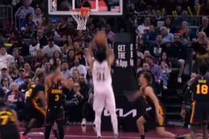 行云流水!哈登分球梅里尔 后者妙传助攻阿伦轻松暴扣