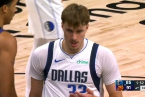 打出血了还没哨！弗拉格不满向裁判抱怨：他打我的嘴巴啊！