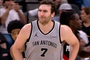 行云流水！尚帕尼拉球过人送助攻 科内特拉杆躲闪防守反篮命中