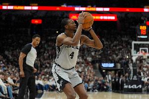 米奇：福克斯在平衡球队方面做得很好 他任何时候都能接管比赛