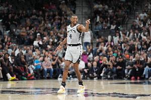 福克斯：最佳队友奖很棒 能提名大概是因为战绩出色&与年轻人相处