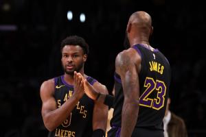 创纪录！布朗尼分球詹姆斯完成扣篮 NBA历史首次儿子助攻父亲得分