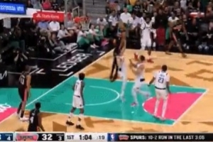 太恐怖了！文班亚马拿球一条龙直接暴起单臂劈扣