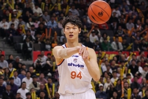 攻防俱佳！王哲林15中10砍下24分17板 罚球6中4