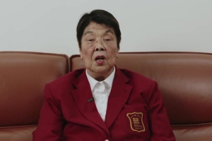 郑薇代名人堂向李少芬前辈呈送名人西装 来听听李少芬前辈的感受